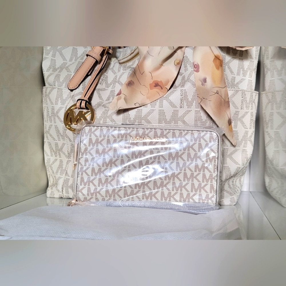 Michael Kors Beige and Gold Wallet